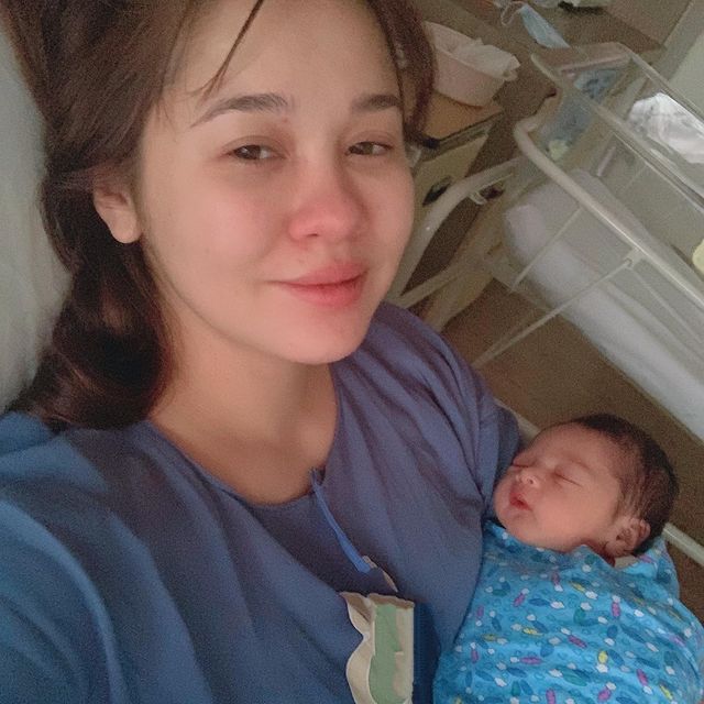 Suami Menangis Kesyukuran Timang Anak Sulung, Emma Maembong Bersalin Normal - Mingguan Wanita