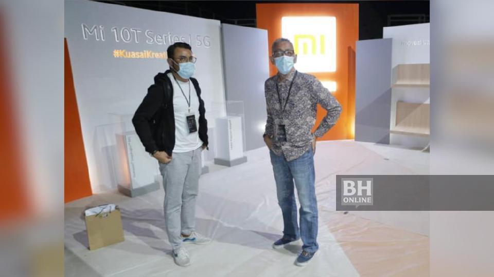 Ahmad Zaini bersama Pengarang Berita Hiburan BH, Shamshul Azree Samshir meninjau podium penaja utama ABPBH 33, Xiaomi di Axiata Arena. - NSTP/Asyraf Hamzah 