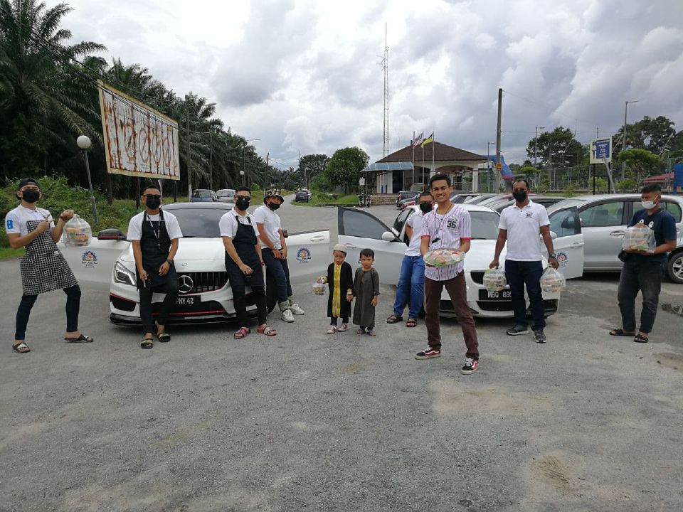 Penjual Nasi Arab, Ahmad Sofiyuddin Md Hashim, 34, bersama rakan-rakan dan pekerja yang membuat penghantaran Nasi Arab selepas syarikat pelancongannya tidak dapat beroperasi akibat pandemik COVID-19. - Foto NSTP/Mohd Khidir Zakaria 